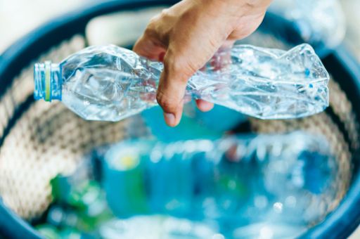 浮于水面的塑料瓶标签大幅度提高再循环效率